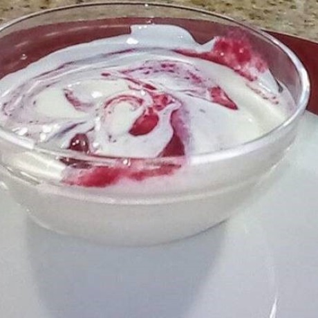 Yogur griego con frutos rojos