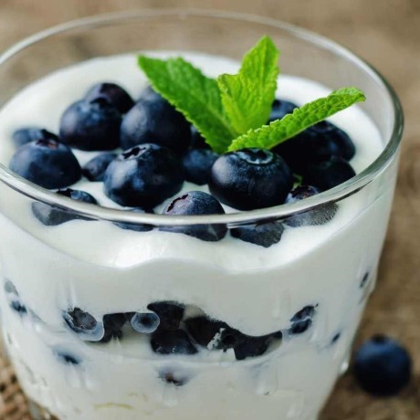 POSTRE: Yogur con arándanos