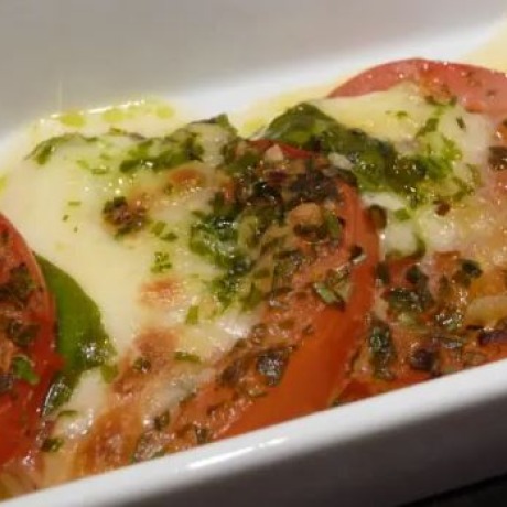 Montaditos de lomo, tomate...