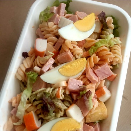 Ensalada tropical con piña...