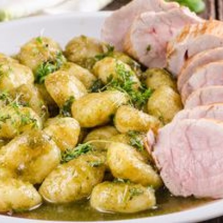 Ñoquis al pesto con lomo...