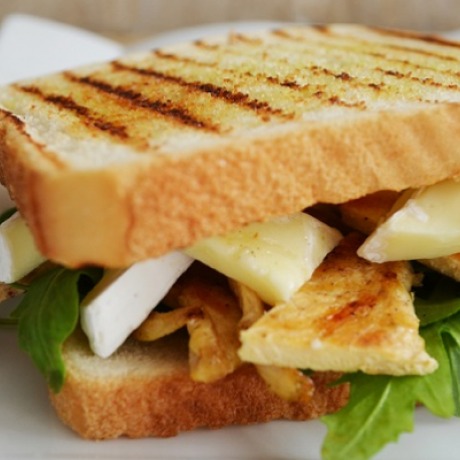 Sandwich de lomo con salsa...