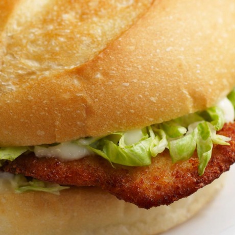 Bocadillo de milanesa de pollo, queso, tomate, lechuga & mahonesa de mostaza