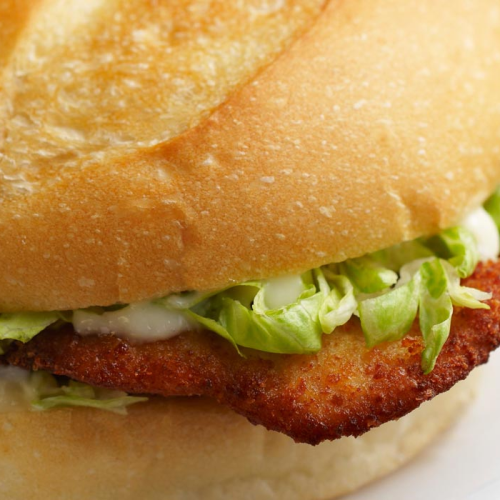 Bocadillo de milanesa de pollo, queso, tomate, lechuga & mahonesa de mostaza