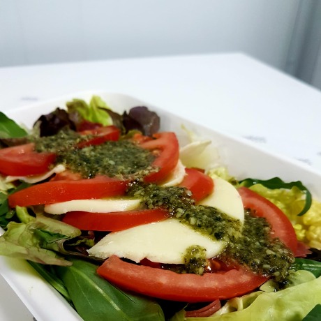ENSALADA: Caprese con bola...